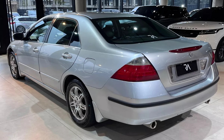 Toyota Corolla Sedan 1-4Pax