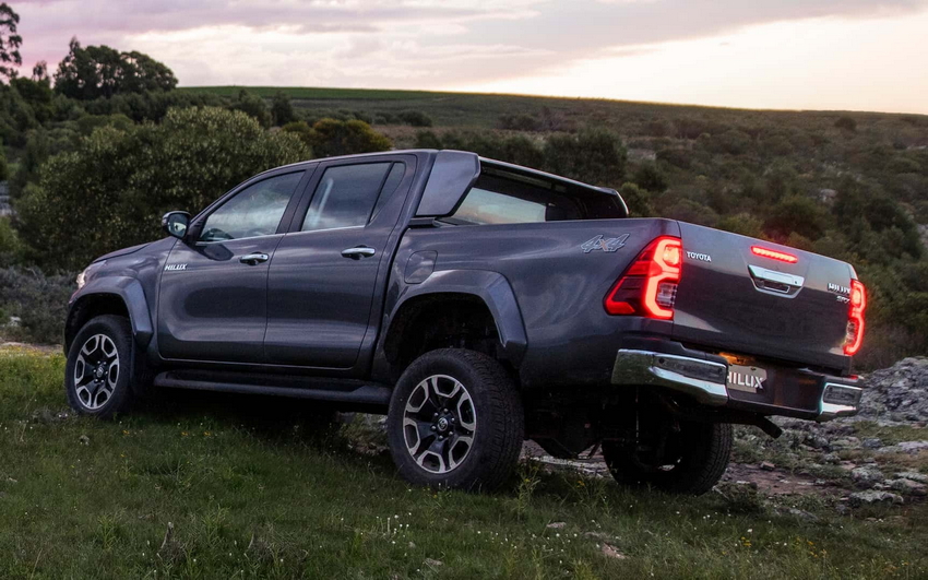 Toyota Hilux 4x4 Pickup 1-4Pax