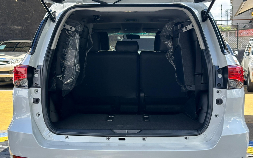 Toyota SW4 SUV 4x4 1-6Pax